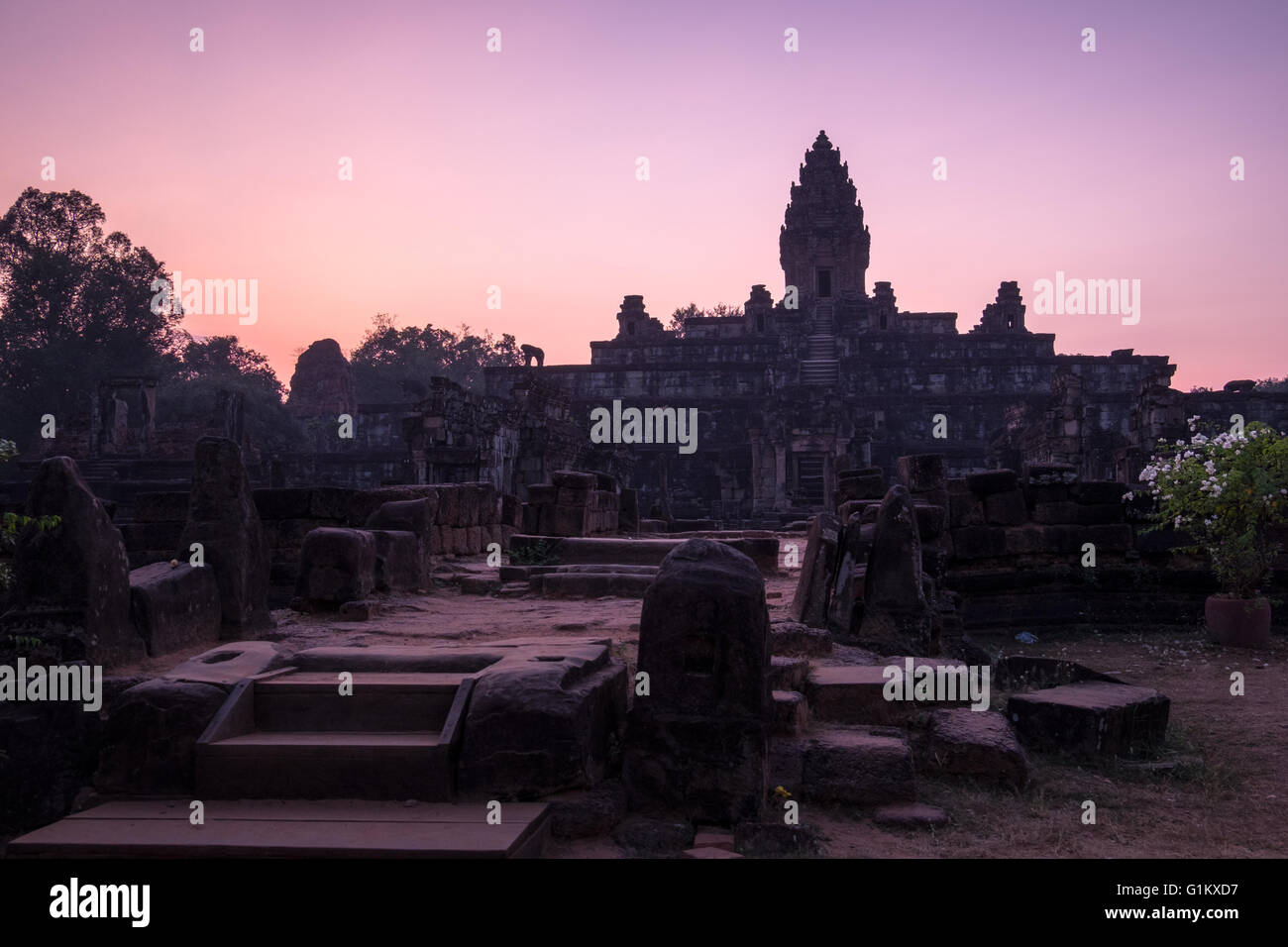Crépuscule sur Prasat Bakong à Siem Reap, Cambodge Banque D'Images