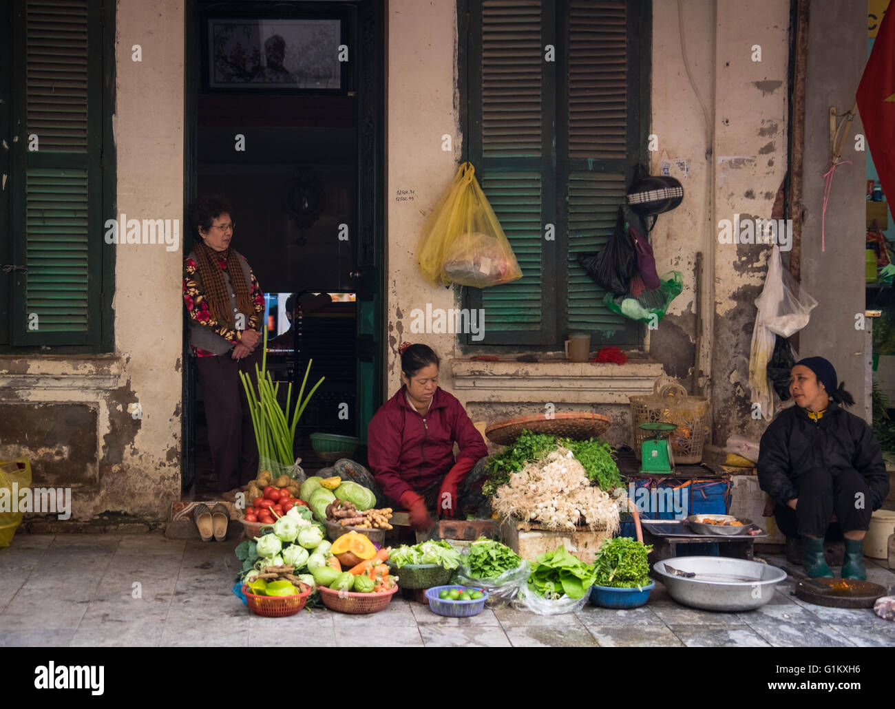 Les femmes vendent des fruits et légumes dans la vieille ville d'Hanoi Banque D'Images