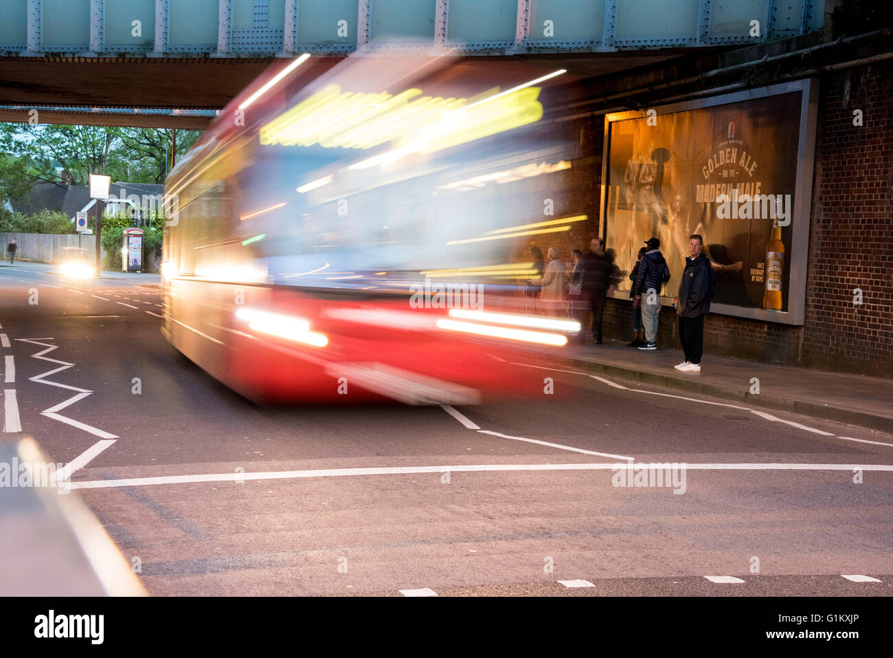 Flou de bus sous le pont faible seul decker Banque D'Images