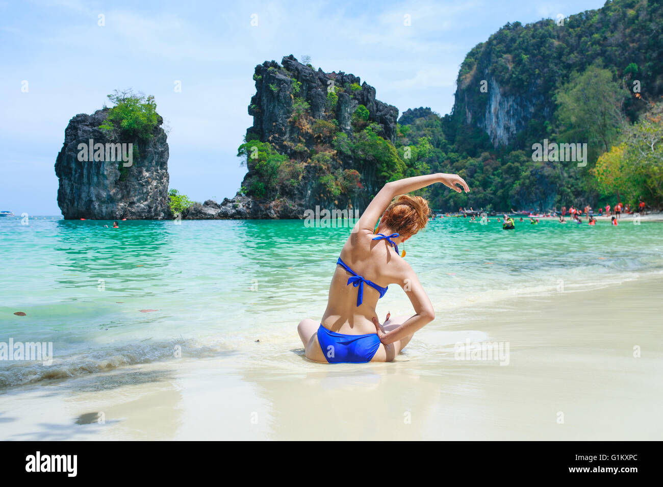 Belle femme relexing sur la plage. Poda island. Thaïlande Banque D'Images