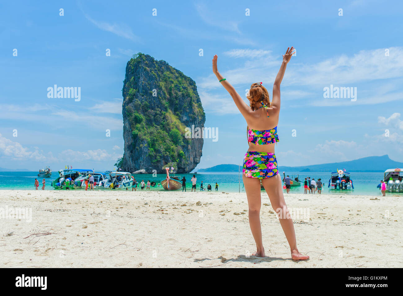 Belle femme relexing sur la plage. Poda island. Thaïlande Banque D'Images