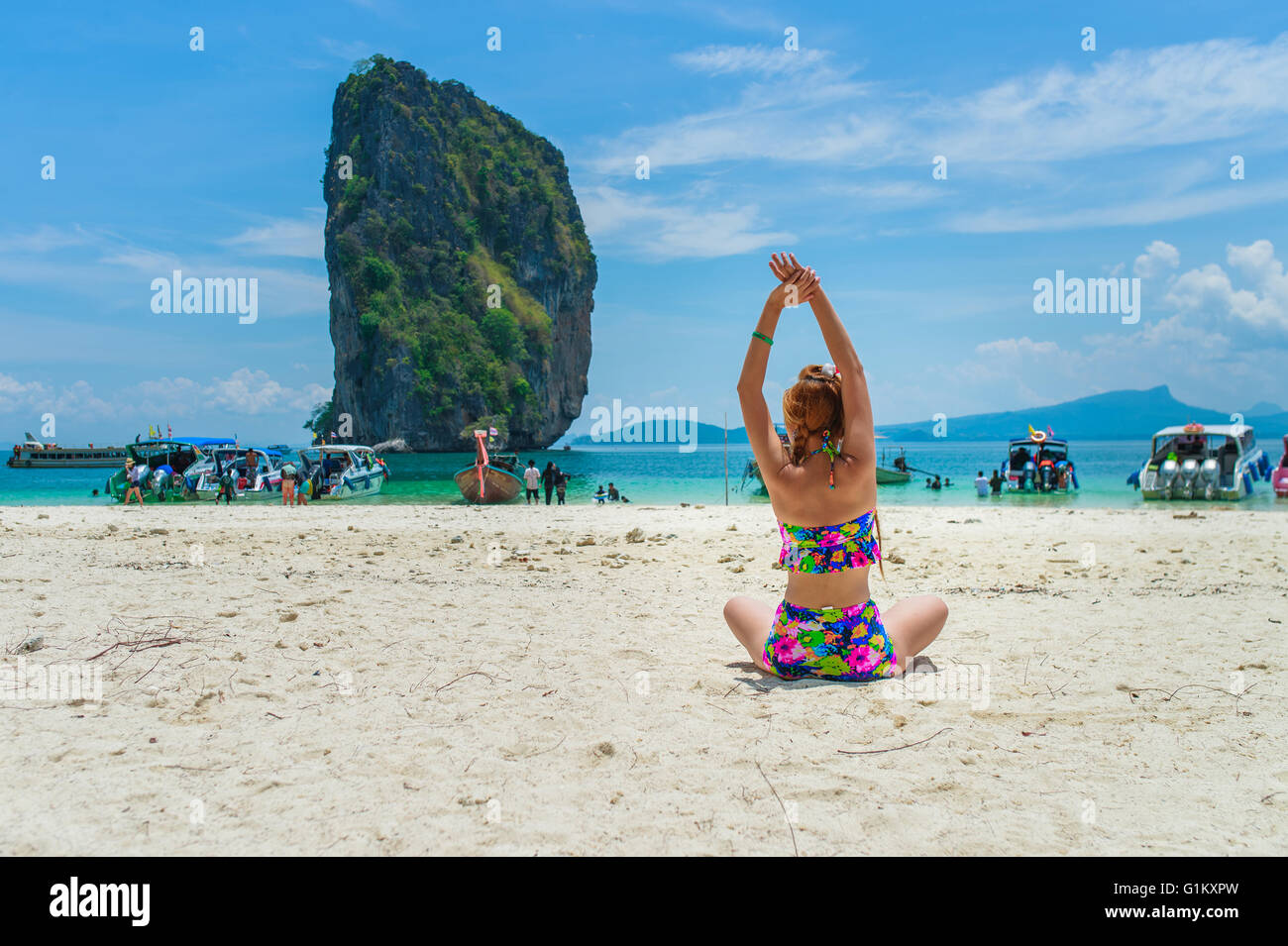 Belle femme relexing sur la plage. Poda island. Thaïlande Banque D'Images