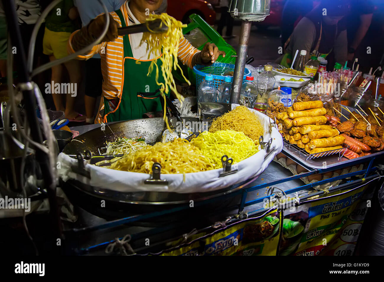 BANGKOK, THAÏLANDE - 13 février, 2016 : une femme non identifiée de la nourriture dans la rue à Bangkok. L'alimentation de rue est la quintessence Banque D'Images