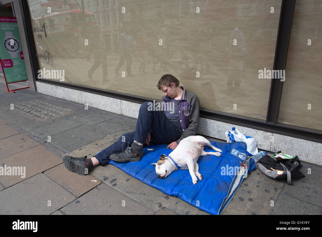 Rough sleeper aux prises avec des problèmes de toxicomanie ou l'abus de mendicité sur Oxford Street dans le West End de Londres, Angleterre, RU Banque D'Images