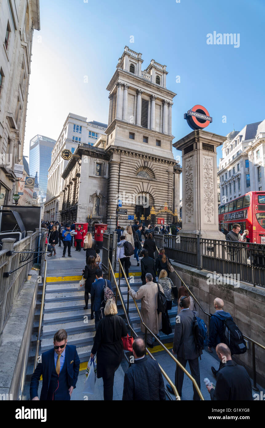 Les navetteurs matin de quitter la station de métro Bank avec St Mary Woolnoth church par Nicholas Hawksmoor en arrière-plan, London, UK Banque D'Images
