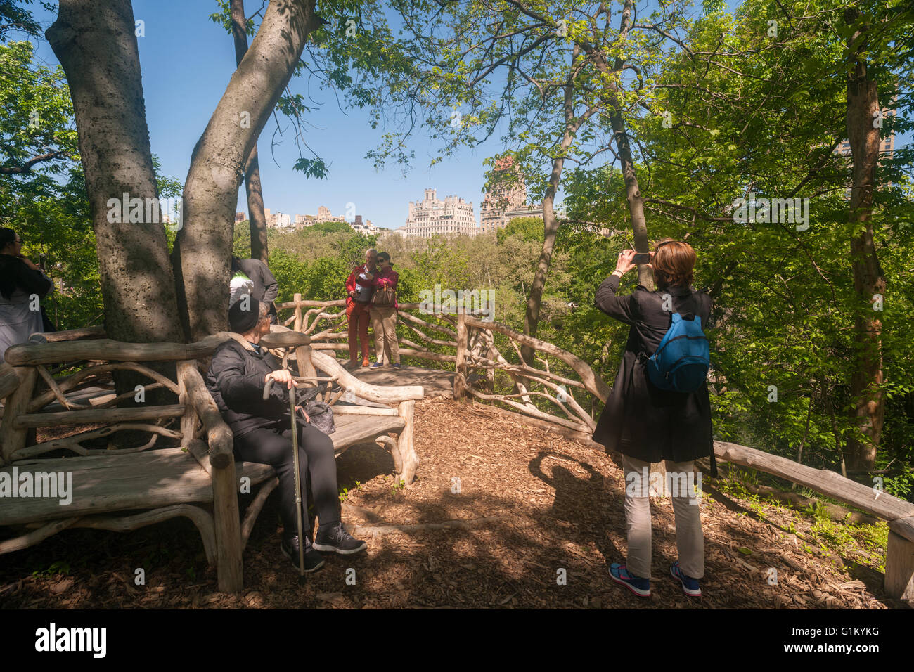 Les visiteurs apprécient la nature Hallett sanctuaire dans Central Park à New York le lundi 16 mai 2016. Fermé depuis 1934, le paysage naturel de 4 hectares au milieu de la ville est un sanctuaire d'oiseaux et sera ouverte pour un temps limité au public seulement 20 personnes entrant à la fois. Des centaines alignés pour être laissé en pour admirer le paysage. (© Richard B. Levine) Banque D'Images