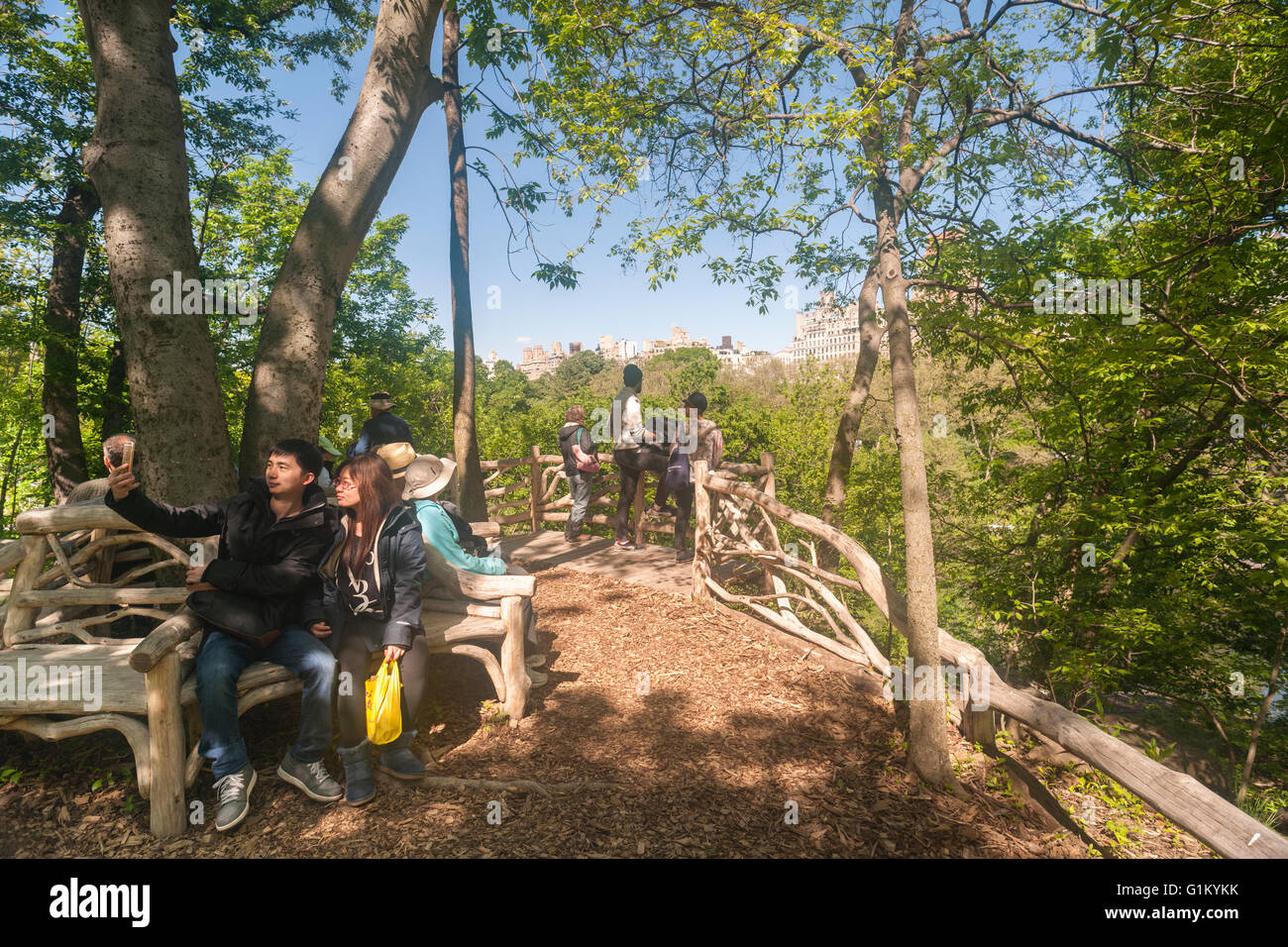 Les visiteurs apprécient la nature Hallett sanctuaire dans Central Park à New York le lundi 16 mai 2016. Fermé depuis 1934, le paysage naturel de 4 hectares au milieu de la ville est un sanctuaire d'oiseaux et sera ouverte pour un temps limité au public seulement 20 personnes entrant à la fois. Des centaines alignés pour être laissé en pour admirer le paysage. (© Richard B. Levine) Banque D'Images