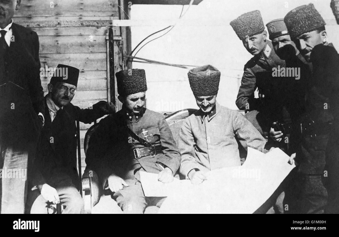 ISMET INÖNÜ (1884-1973). Également connu sous le nom de Ismet Pasha. Homme politique turc, Président de la Turquie, 1938-1950. Photographie, peut-être à des négociations de paix à Mudanya, Turquie, octobre 1922. Banque D'Images