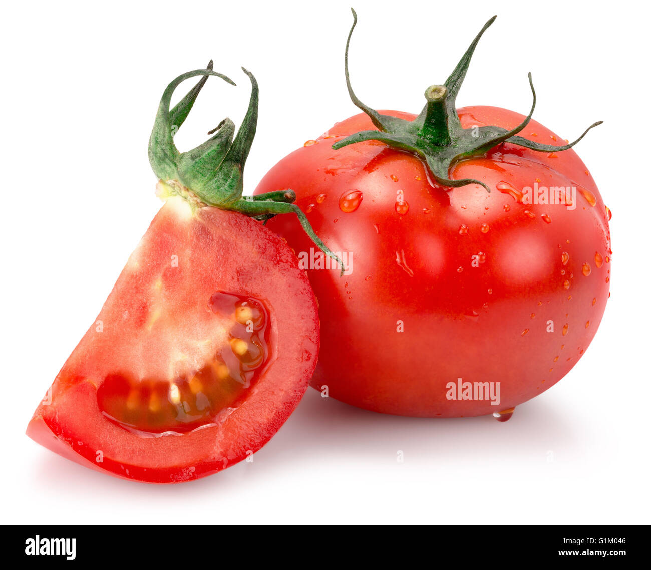 Les tomates avec de l'eau gouttes isolé sur un fond blanc. Banque D'Images