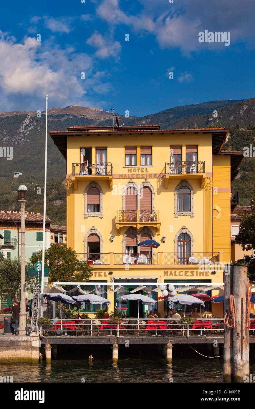 Hotel Malcesine le long de la rive du lac de Garde, Vénétie, Italie Banque D'Images
