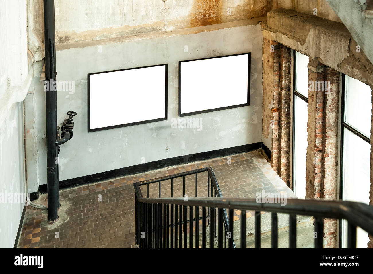 Grunge bâtiment avec deux cadres toile photo Banque D'Images