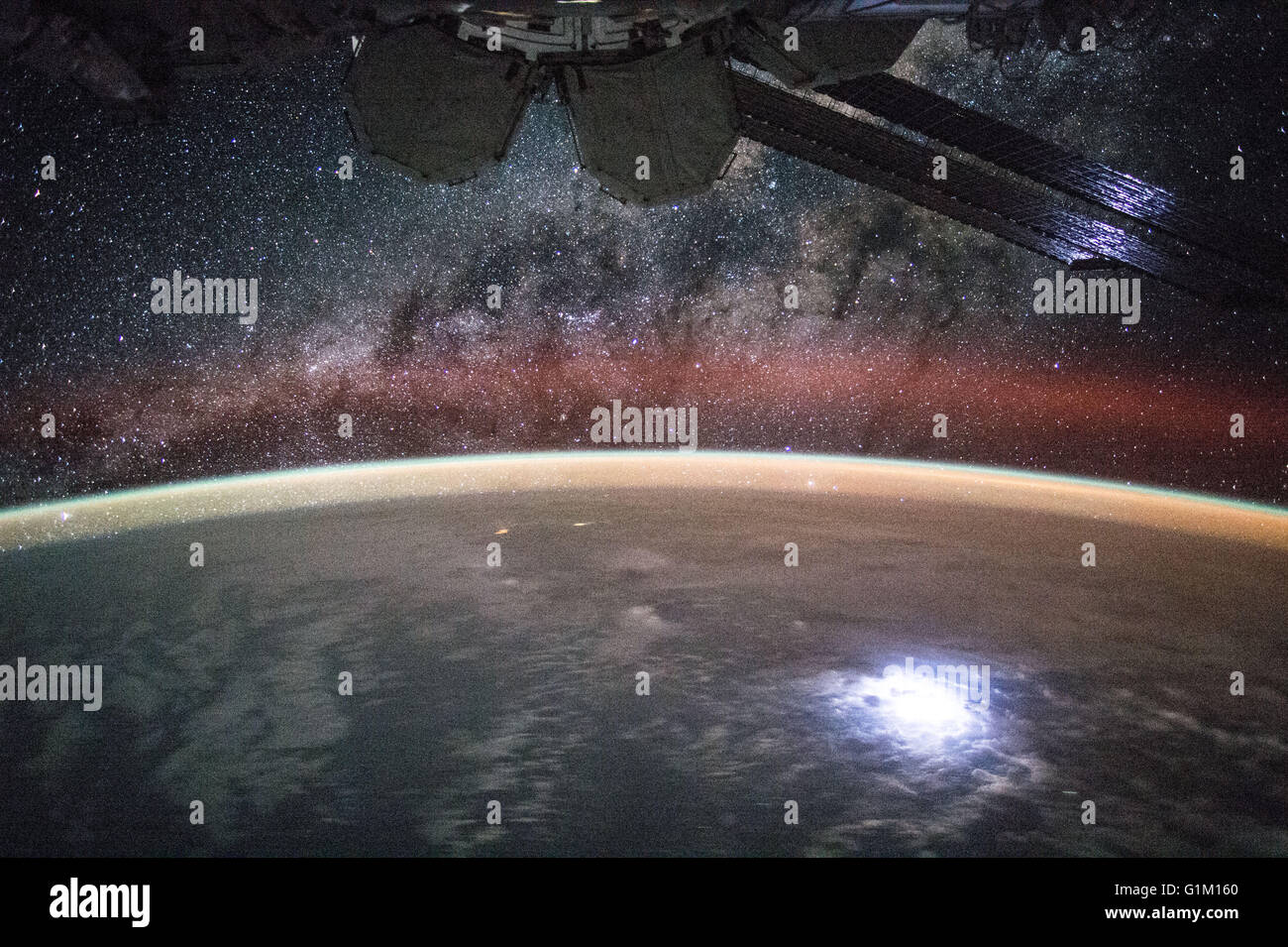 Toujours image réalisée à partir d'une séquence intervalomètre d'étoiles dans la Voie lactée visible dans un membre de la Terre comme vu par l'équipage Expedition 44 à bord de la Station spatiale internationale le 9 août 2015. Kjell Lindgren astronaute capturé un foudroiement de la terre si lumineux qu'il s'allume la station spatiale des panneaux solaires. Banque D'Images