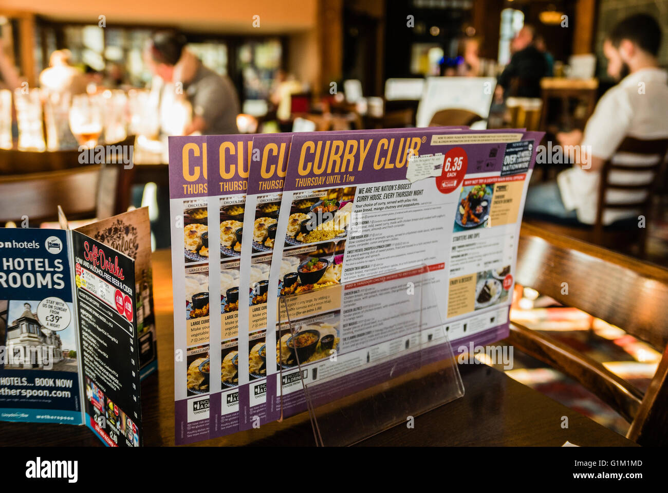 Club Curry menu sur une table dans un Wetherspoon's pub/restaurant, disponible tous les jeudis. Banque D'Images