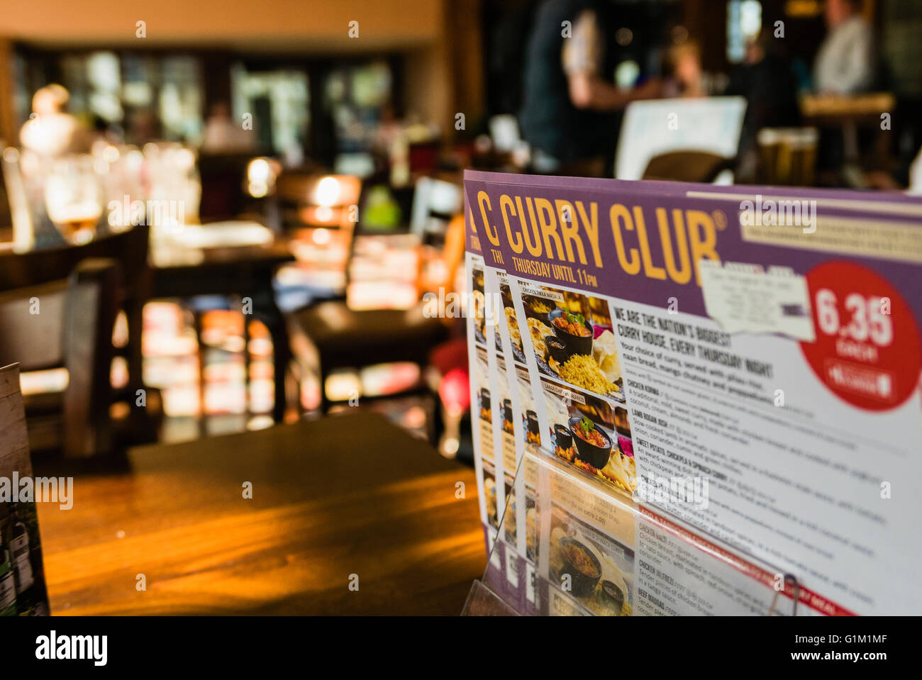 Club Curry menu sur une table dans un Wetherspoon's pub/restaurant, disponible tous les jeudis. Banque D'Images