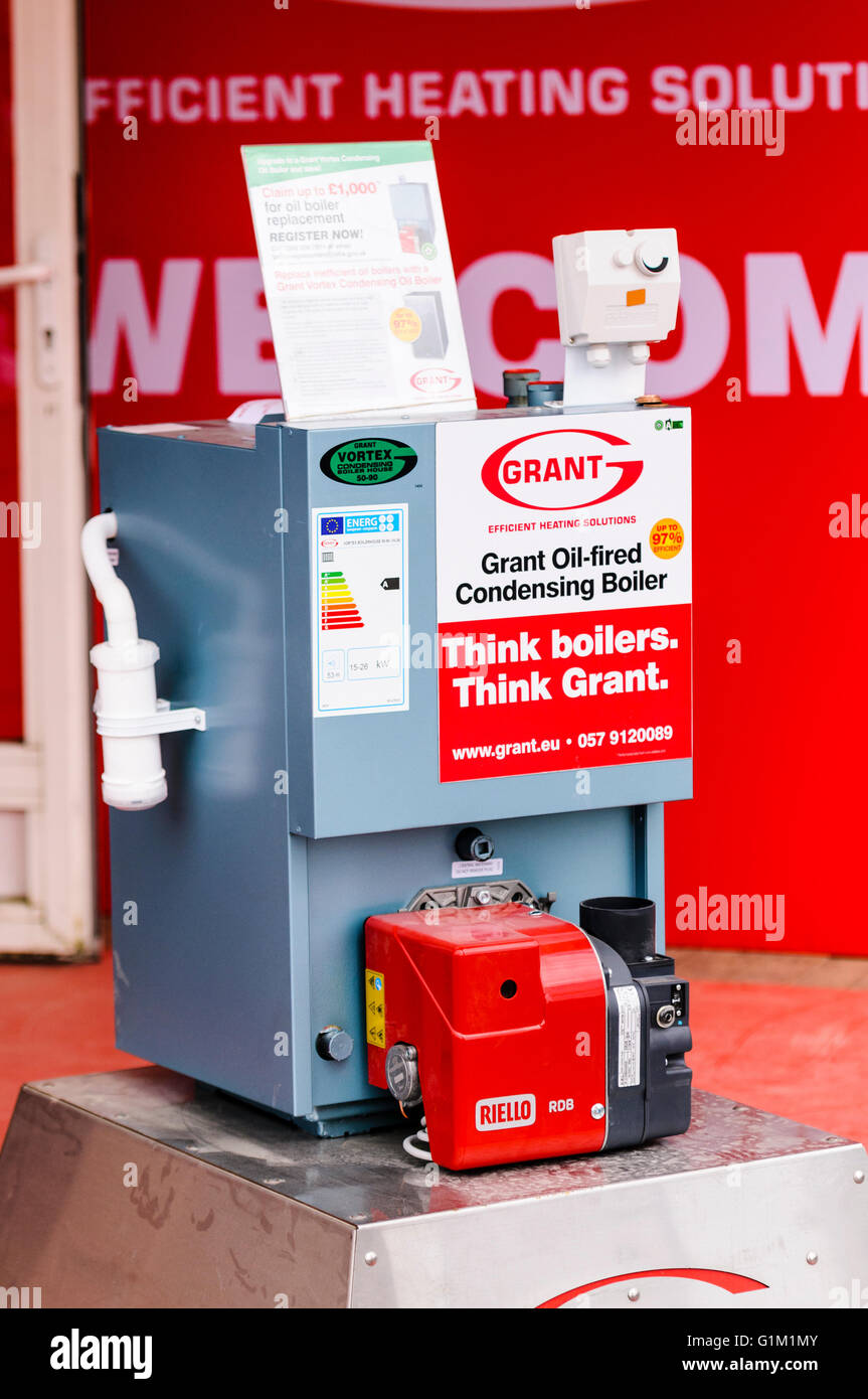 Accorder à mazout chaudière à condensation sur l'affichage à un concessionnaire. Banque D'Images