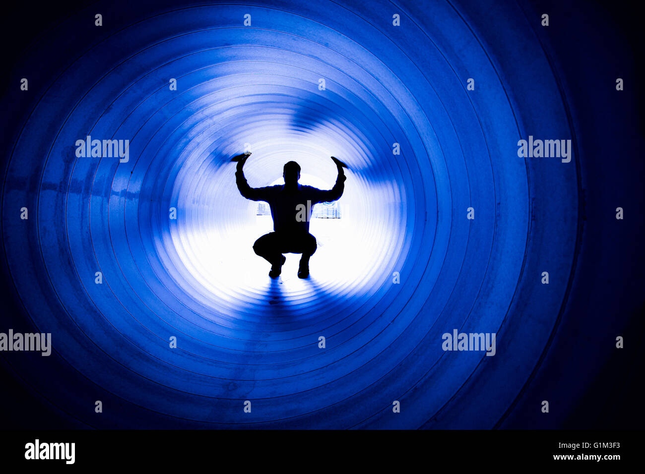 Silhouette of man in tunnel Banque D'Images