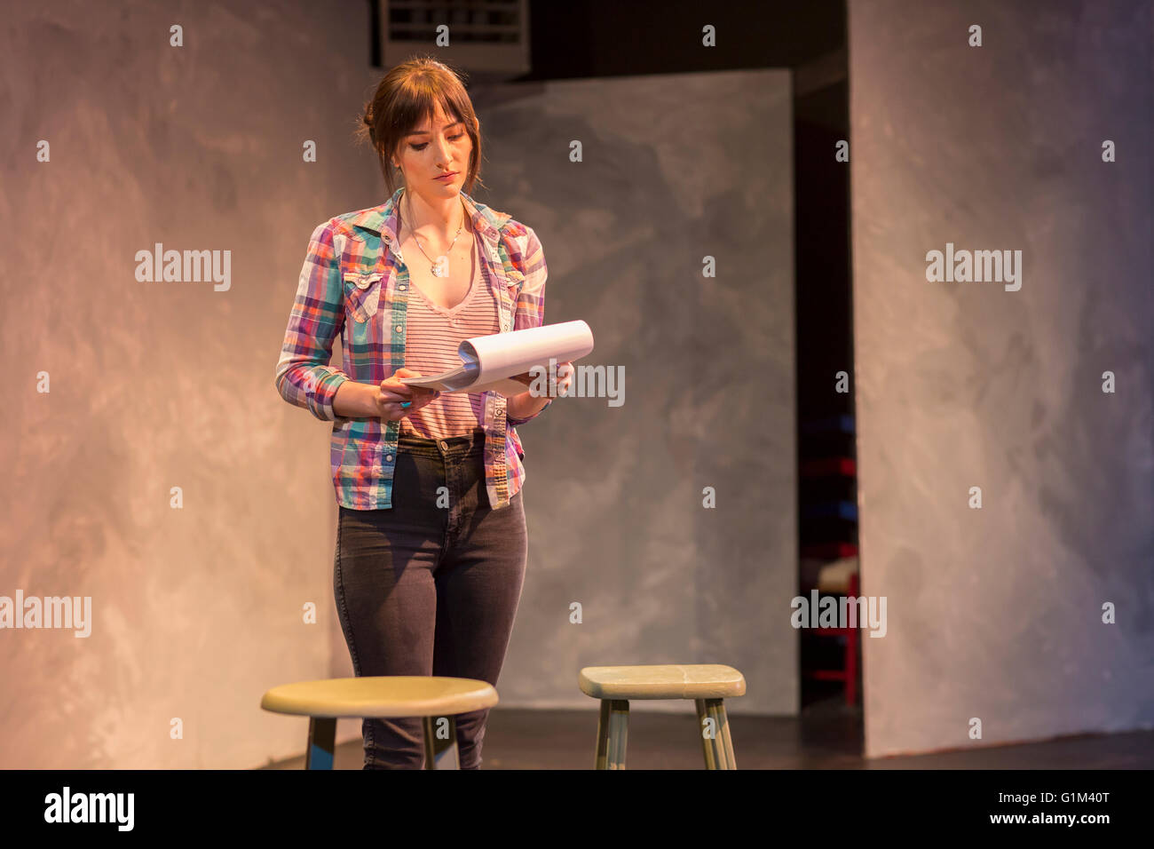 Actrice hispanique en répétition sur scène de théâtre Banque D'Images Actrice hispanique en répétition sur scène de théâtre Banque D'Images