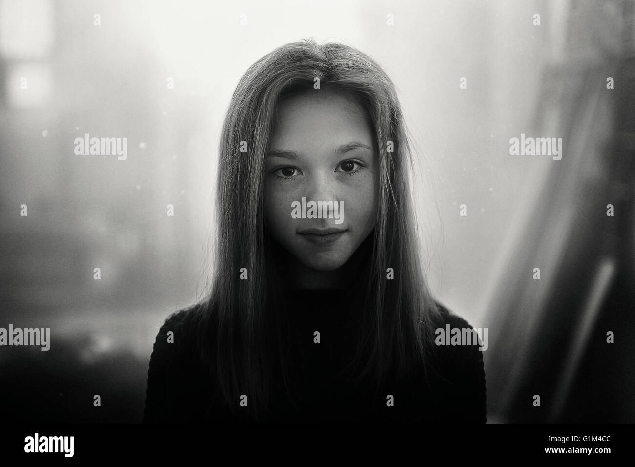Portrait of teenage girl smiling in mist Banque D'Images