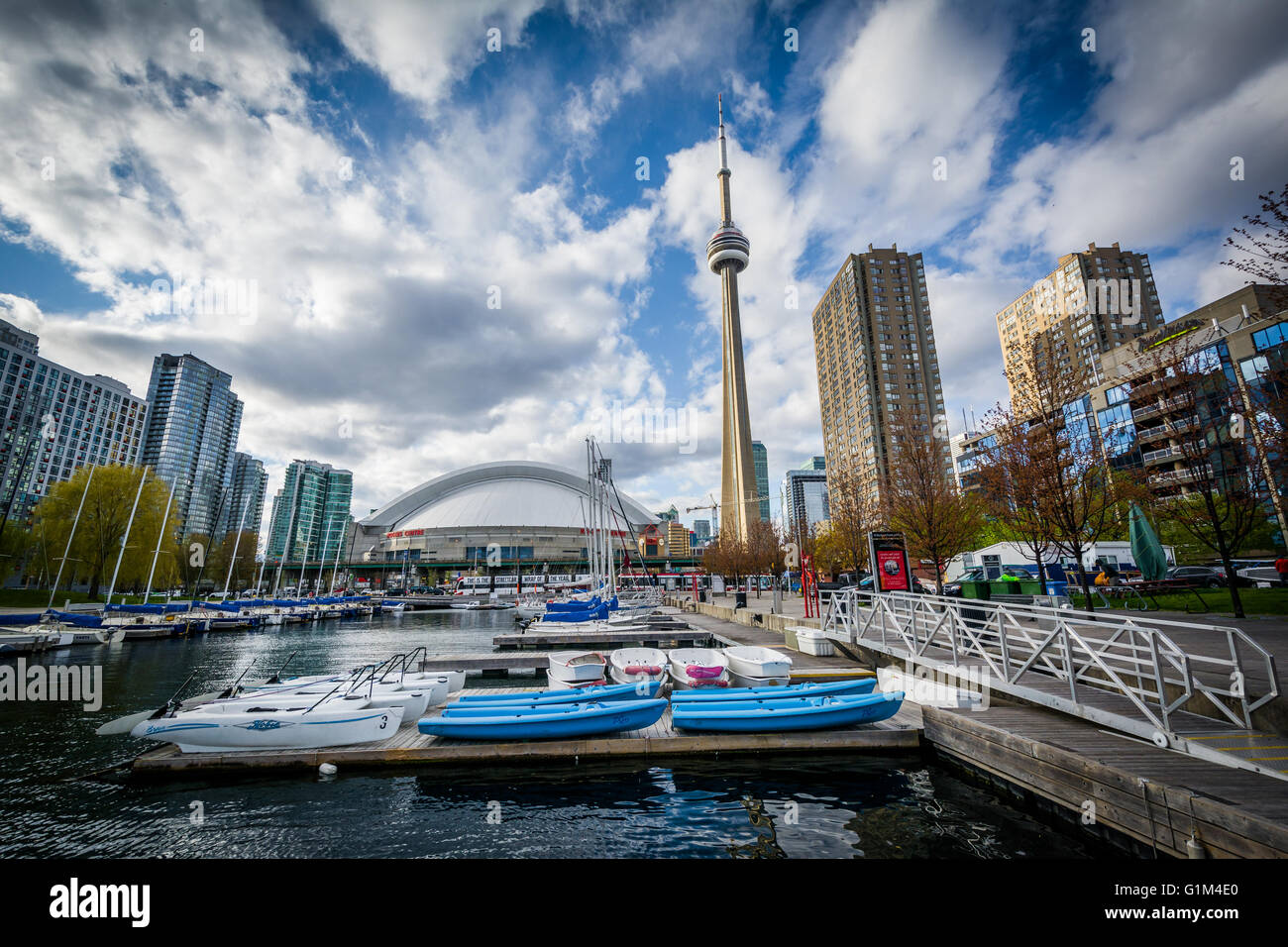 Port de plaisance et les bâtiments à l'Harbourfront, à Toronto, en Ontario. Banque D'Images