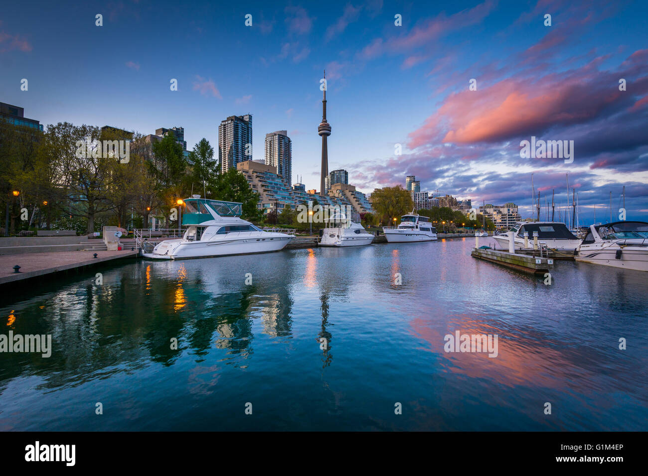 Port de plaisance et le centre-ville au coucher du soleil, à l'Harbourfront à Toronto, Ontario. Banque D'Images