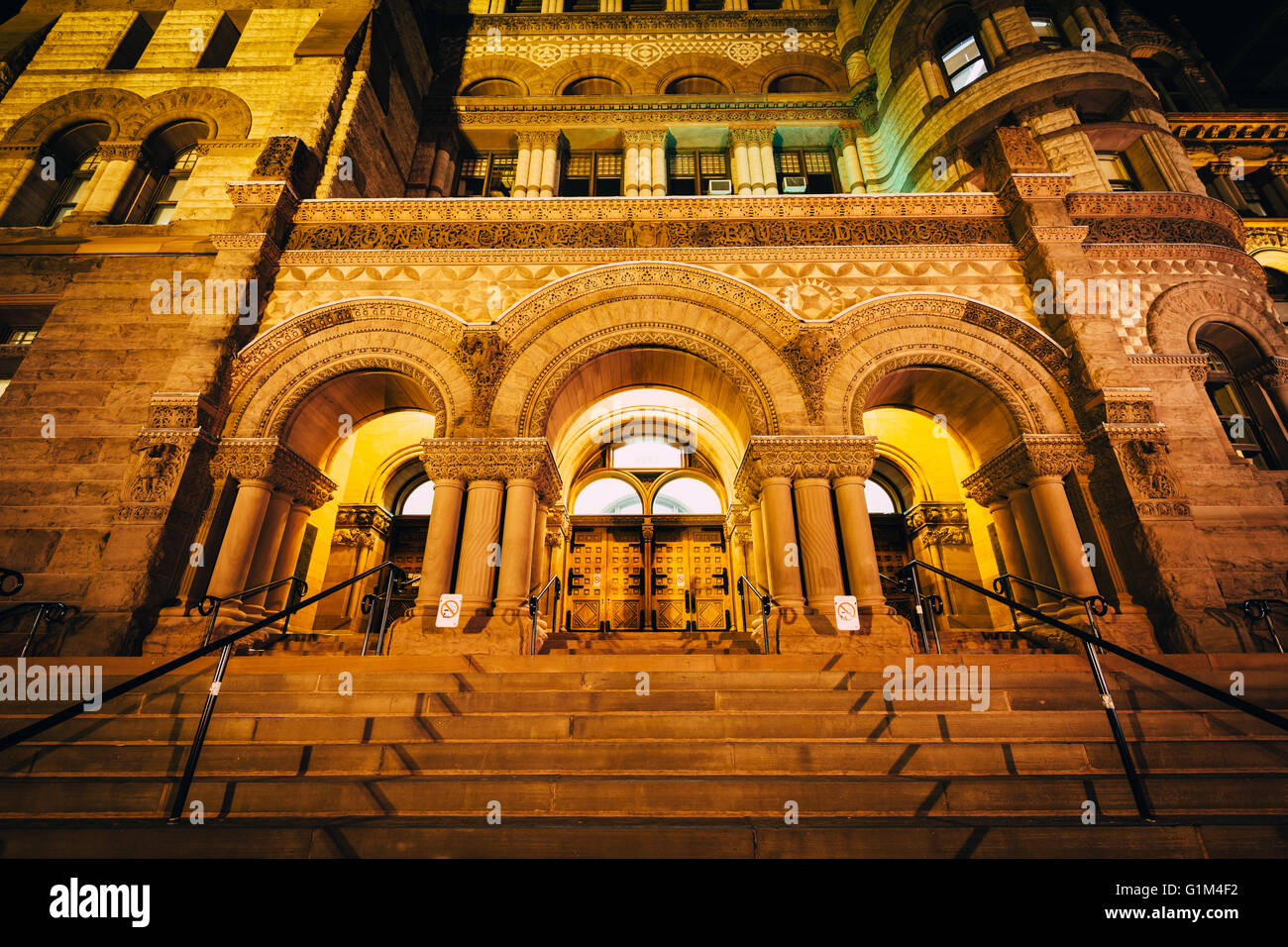 L'ancien Hôtel de Ville, la nuit, dans le centre-ville de Toronto, Ontario. Banque D'Images