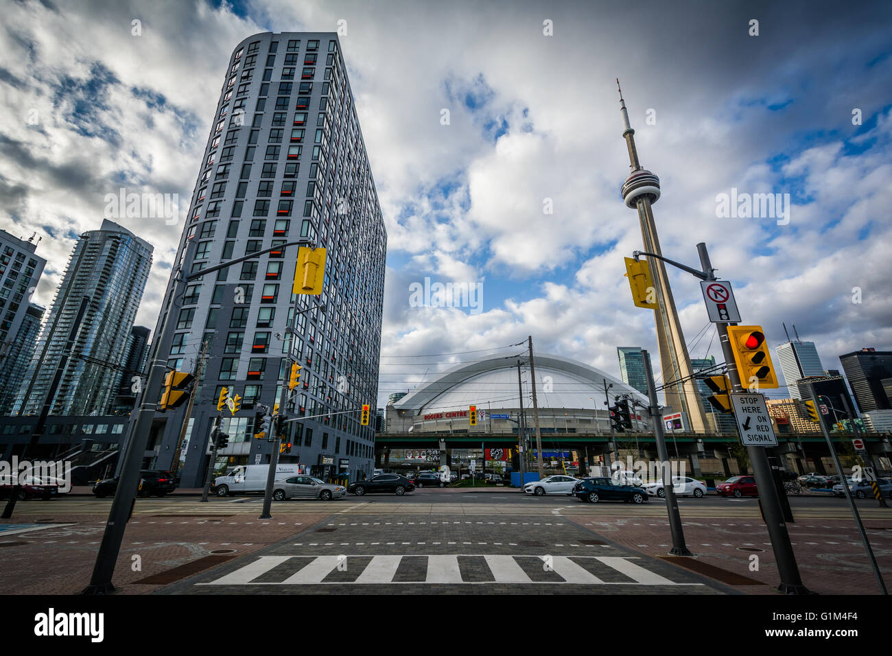 Queens Quay West et les bâtiments à l'Harbourfront, à Toronto, en Ontario. Banque D'Images