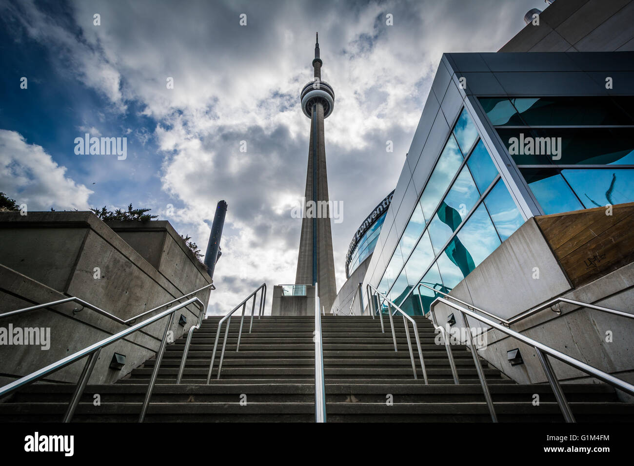 Escalier et la Tour du CN, au centre-ville de Toronto, Ontario. Banque D'Images
