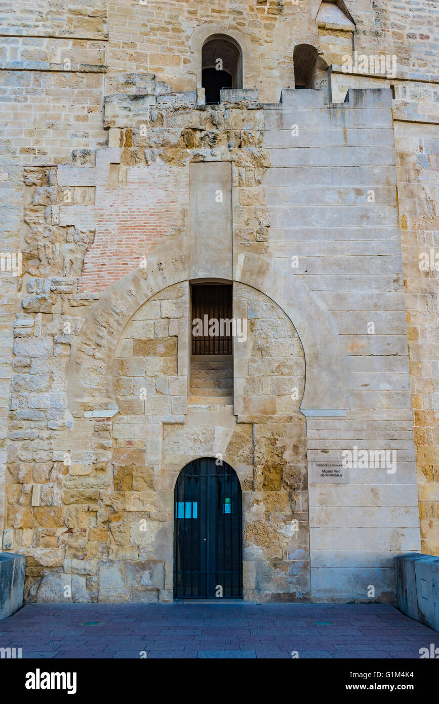 La tour de Calahorra est une forteresse d'origine islamique conçu comme entrée et la protection du pont romain à Córdoba. Banque D'Images