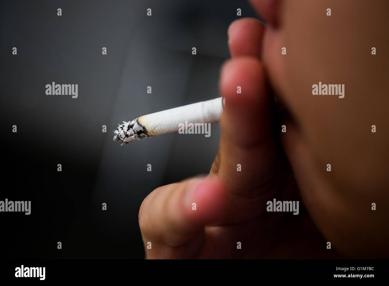 L'homme en Asie cigarette (Selective focus) Banque D'Images