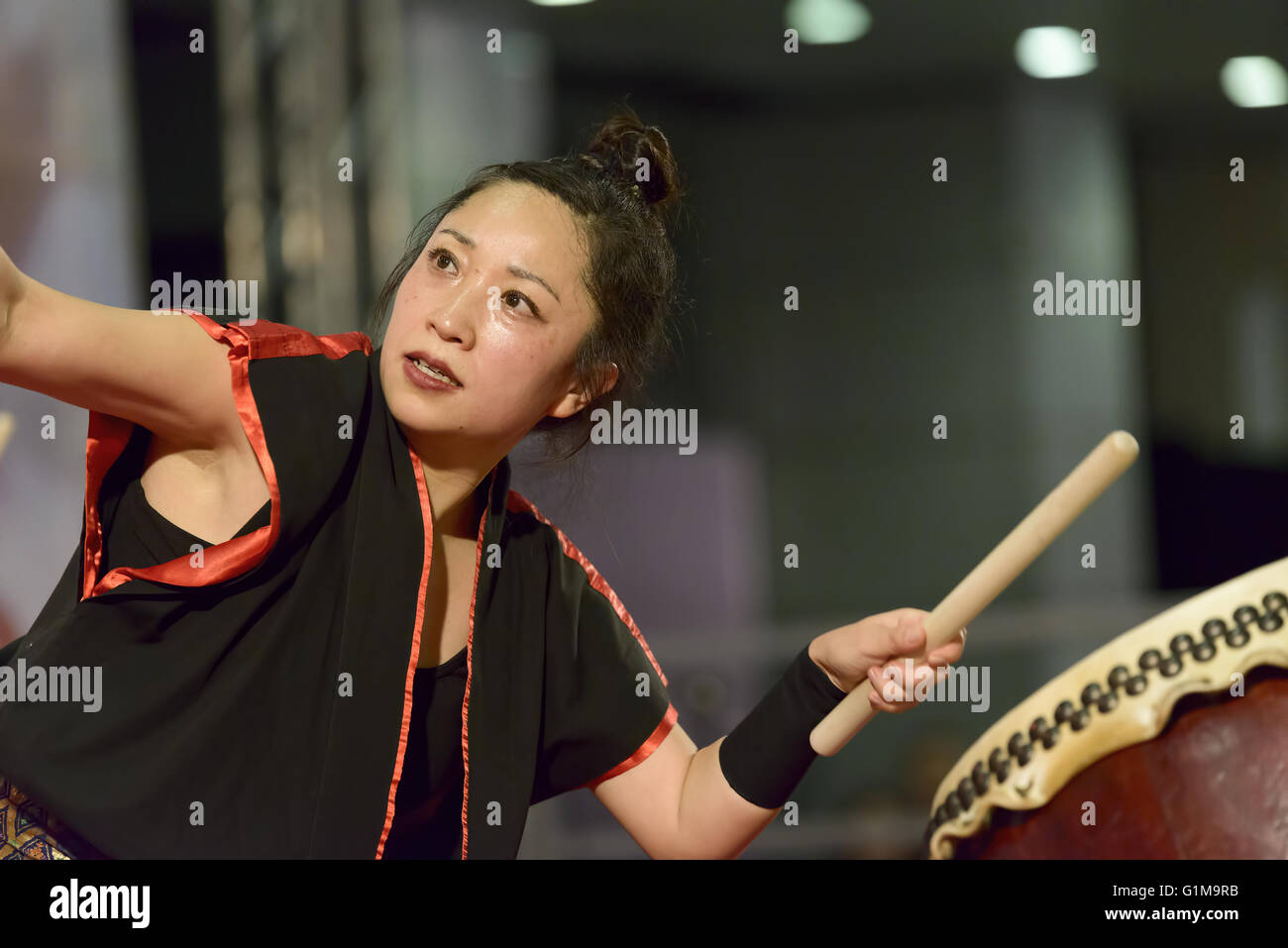 À la foire de l'Est Festival de Bologne, le spectacle de Masa Daiko, groupe de joueurs de tambours japonais antique Banque D'Images