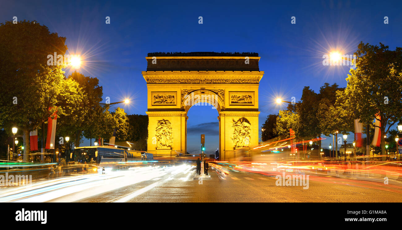 Arc de Triomphe et la rue panorama de nuit à Paris, France. Banque D'Images