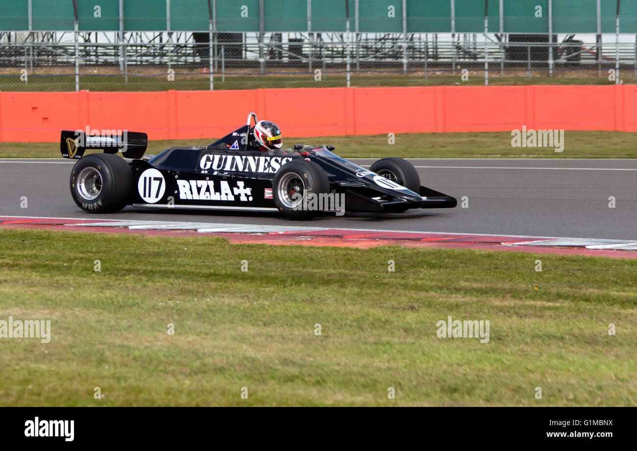 Mark Dwyer au volant d'une marche historique 811 voiture de Formule 1 lors de la journée Test Silverstone Classic Media 2016 Banque D'Images