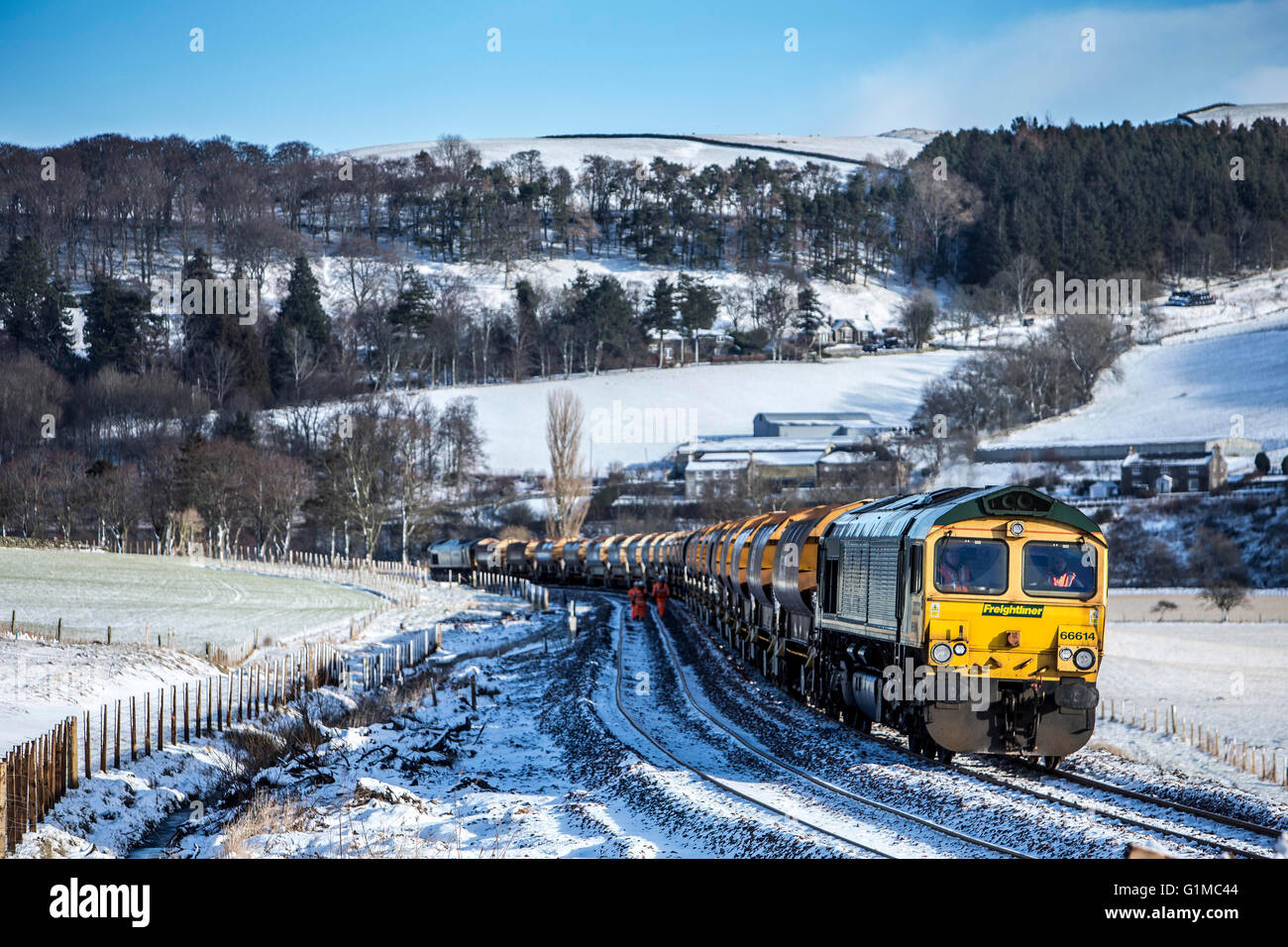 La construction de la rampe de fer les frontières de l'Écosse au cours de l'hiver. Train de ballast ballast pose Banque D'Images