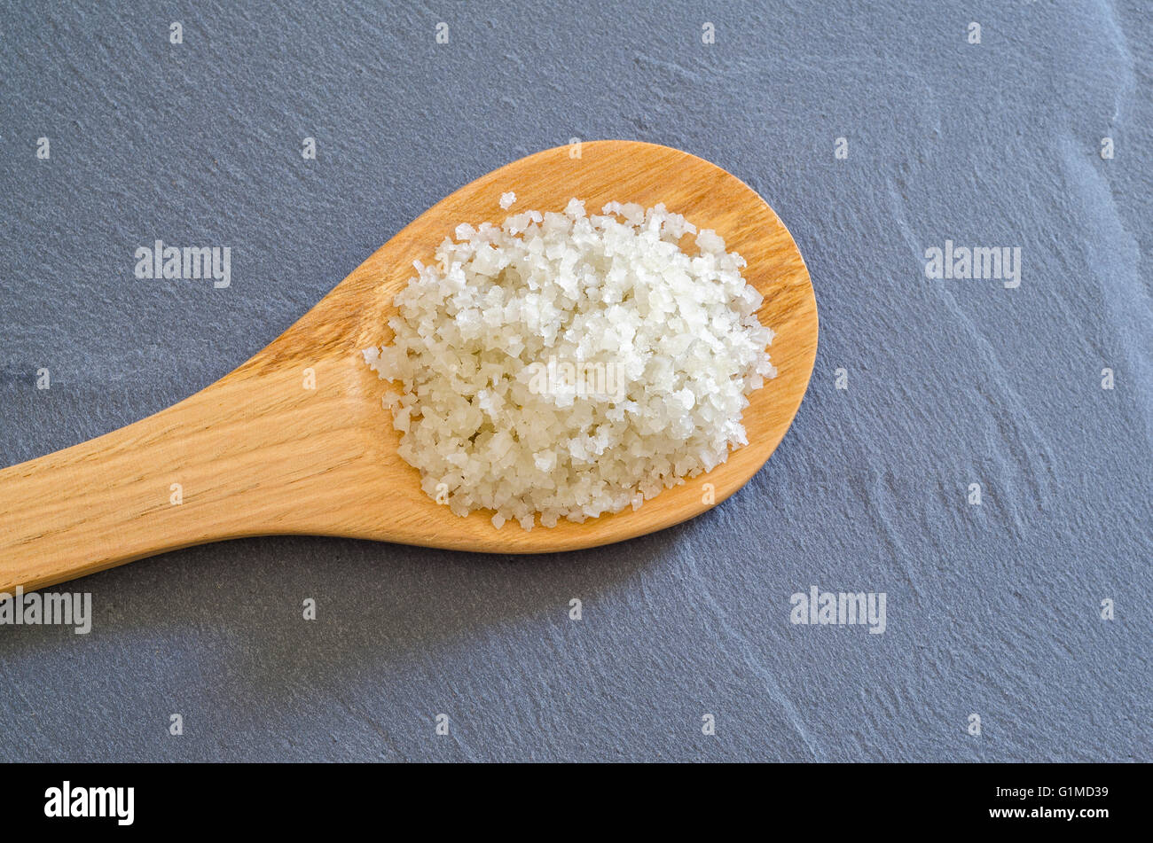 Gros sel sur cuillere en bois et ardoise Banque de photographies et  d'images à haute résolution - Alamy