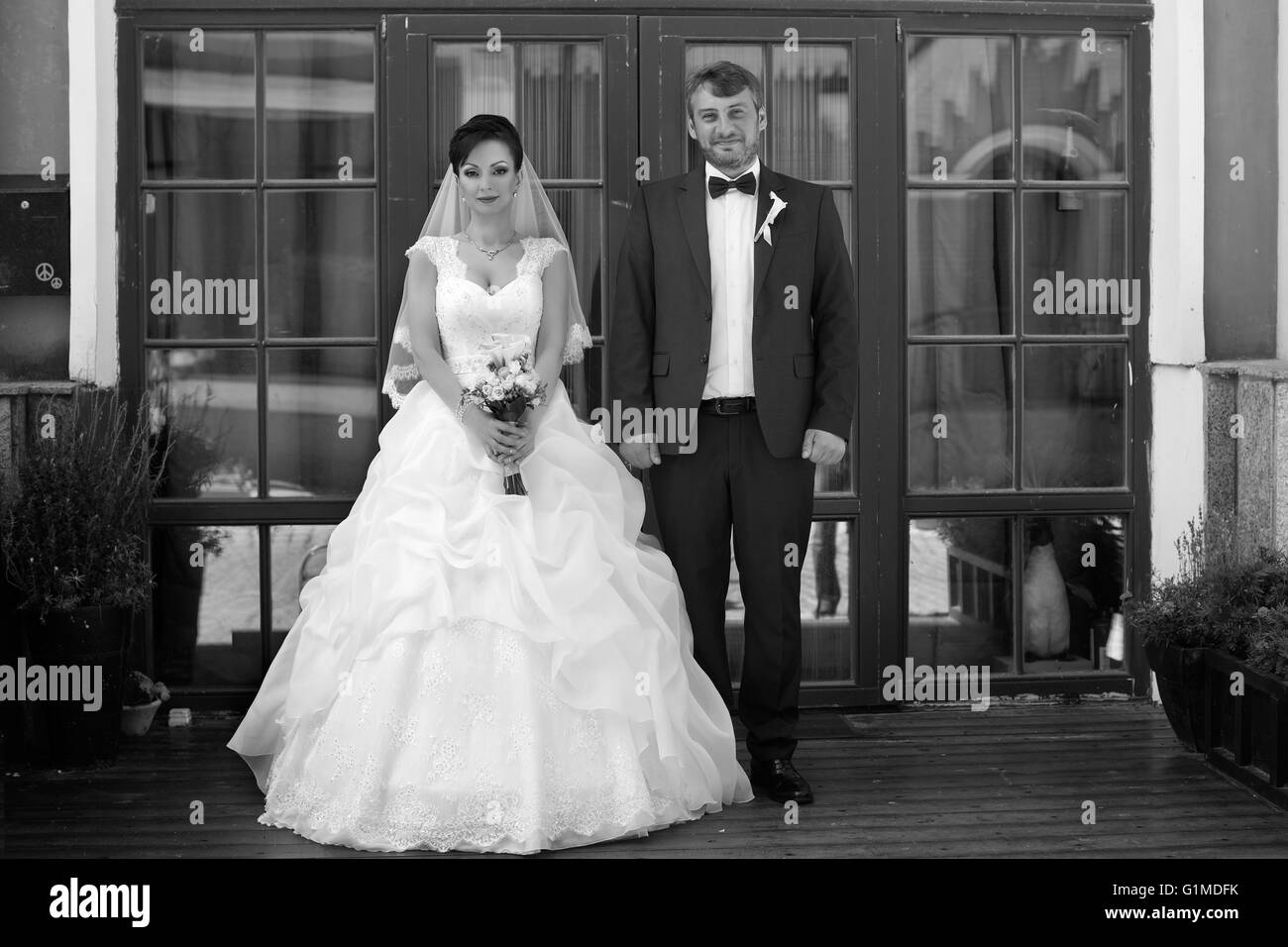 Jeunes mariés mariage baiser sur une journée ensoleillée Banque D'Images