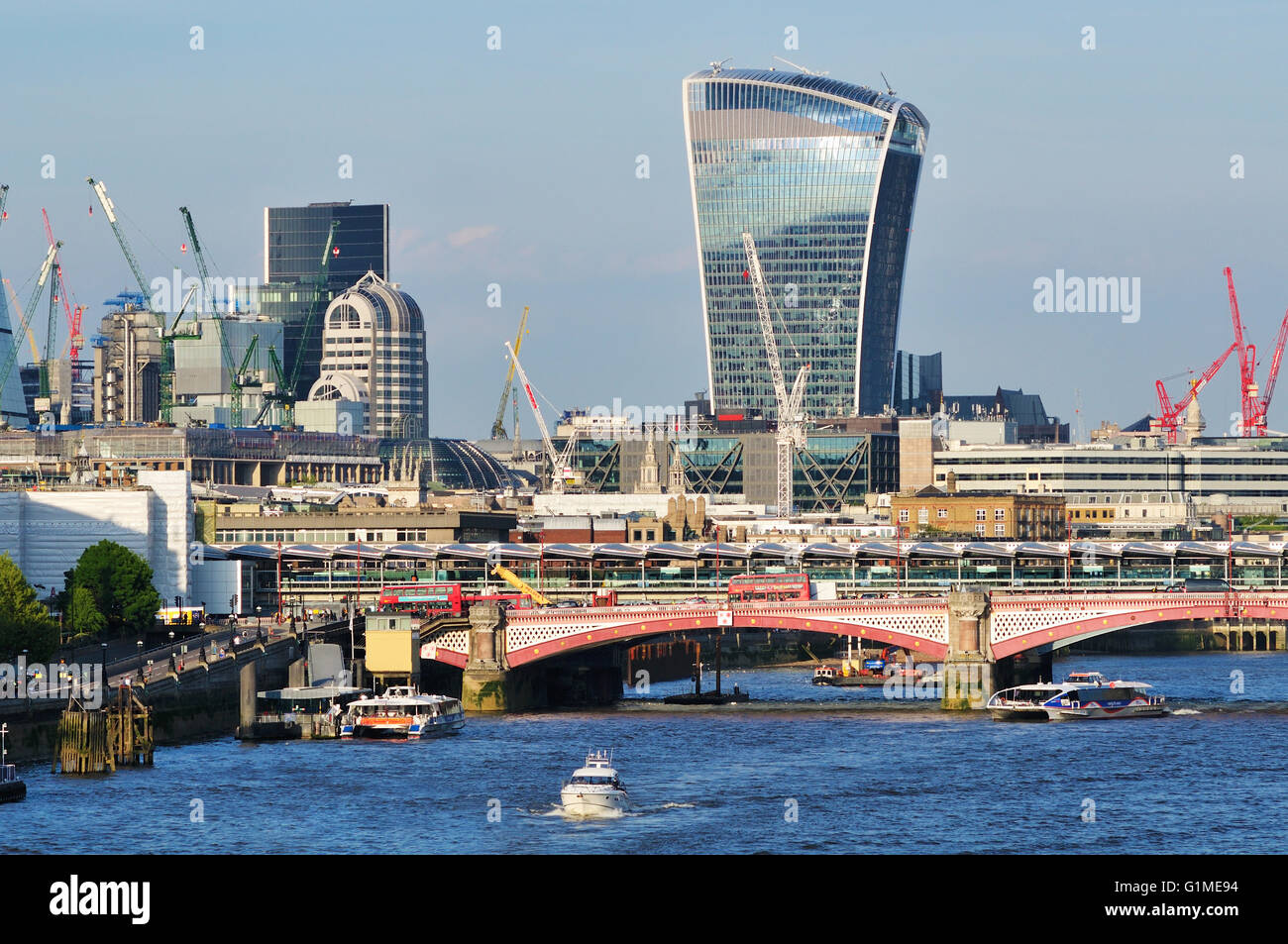 Le talkie walkie Tower et Tamise, Londres au Royaume-Uni, du Waterloo Bridge Banque D'Images