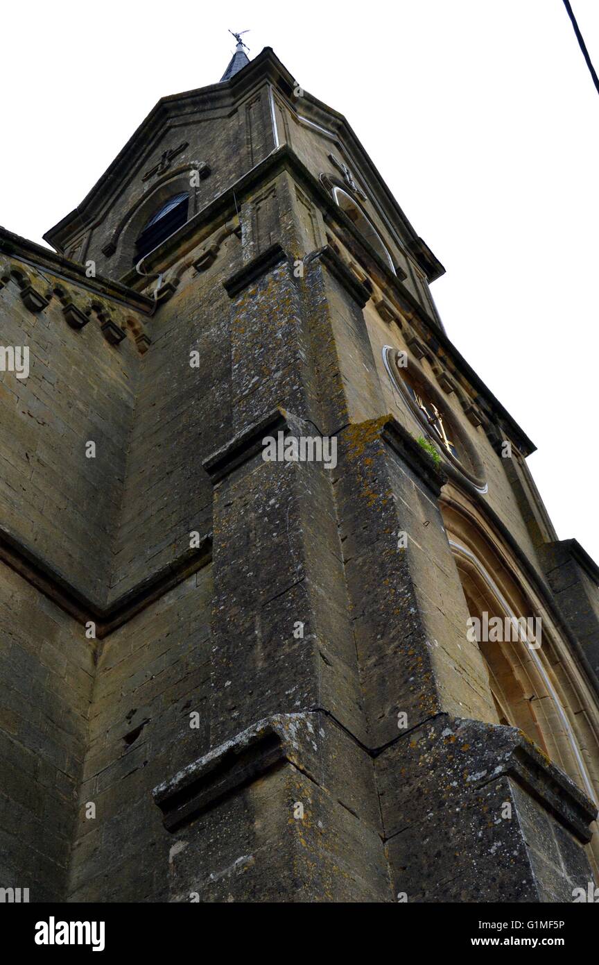 Clocher de l'Église catholique romaine avec horloge et croix dans le sommet. Banque D'Images