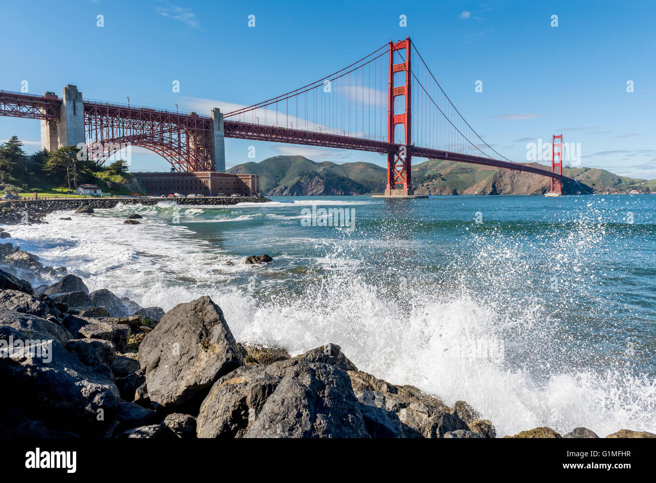 Vagues se brisant sur le rivage de la baie de San Francisco, avec le Golden Gate Bridge en arrière-plan. La Californie, USA Banque D'Images