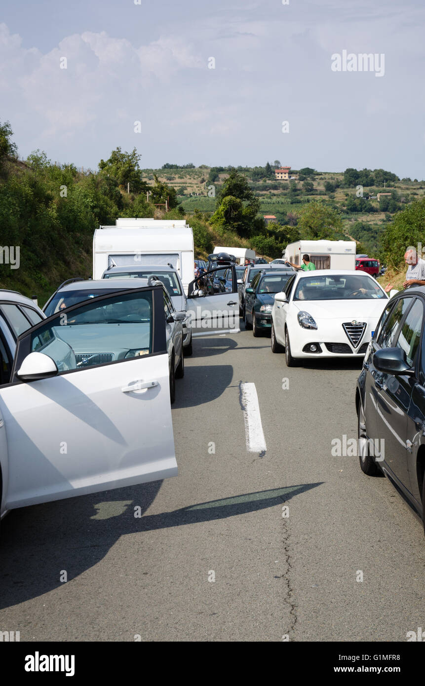 Embouteillage dans le chemin vers la maison de vacances en Croatie Banque D'Images