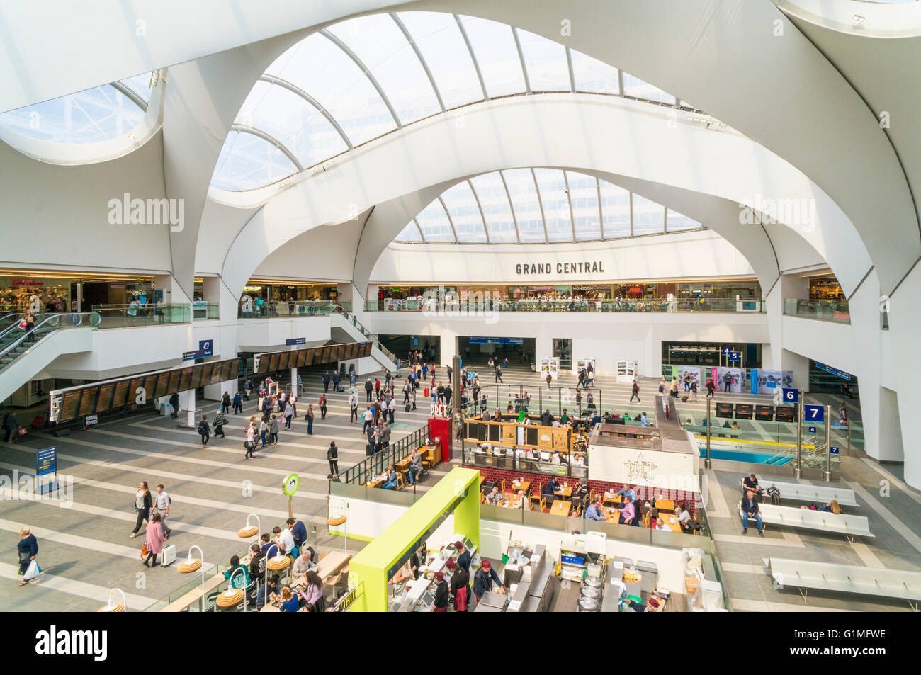 Les gens qui passent à travers l'atrium central de la gare New Street de Birmingham Birmingham West Midlands England GB UK EU Europe Banque D'Images