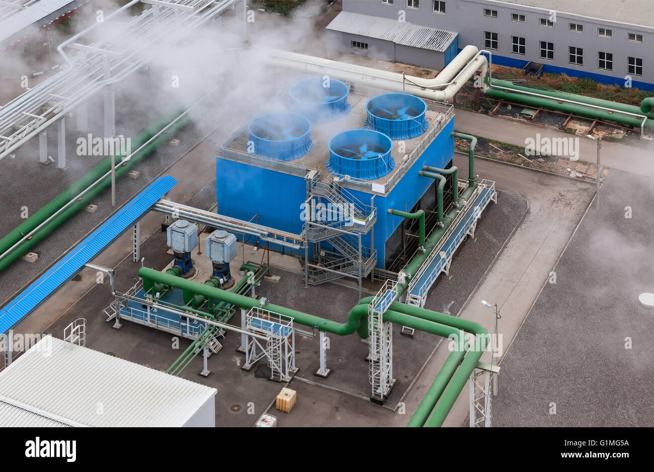 Tour de refroidissement bleu industriel dans une usine de produits chimiques. Banque D'Images