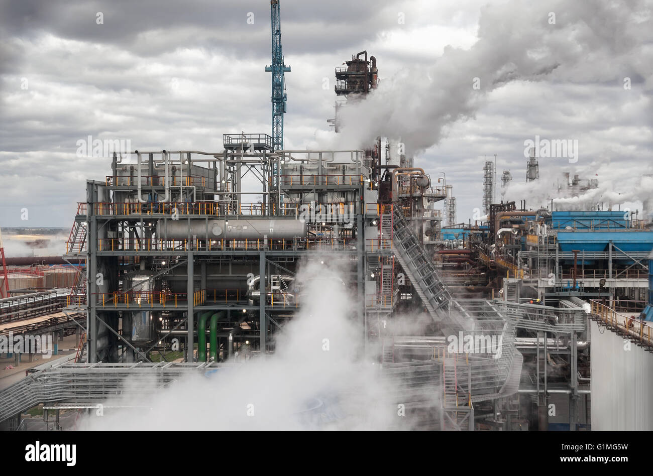 Usine de produits chimiques pour la production d'ammoniac et d'engrais sur la journée. Le système de refroidissement de la vapeur Banque D'Images