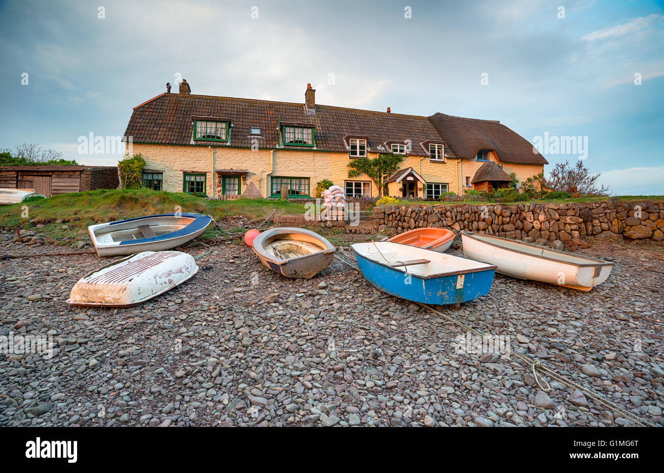 Voile et de jolis cottages sur la berge à Porlock Weir sur la côte du Somerset Banque D'Images