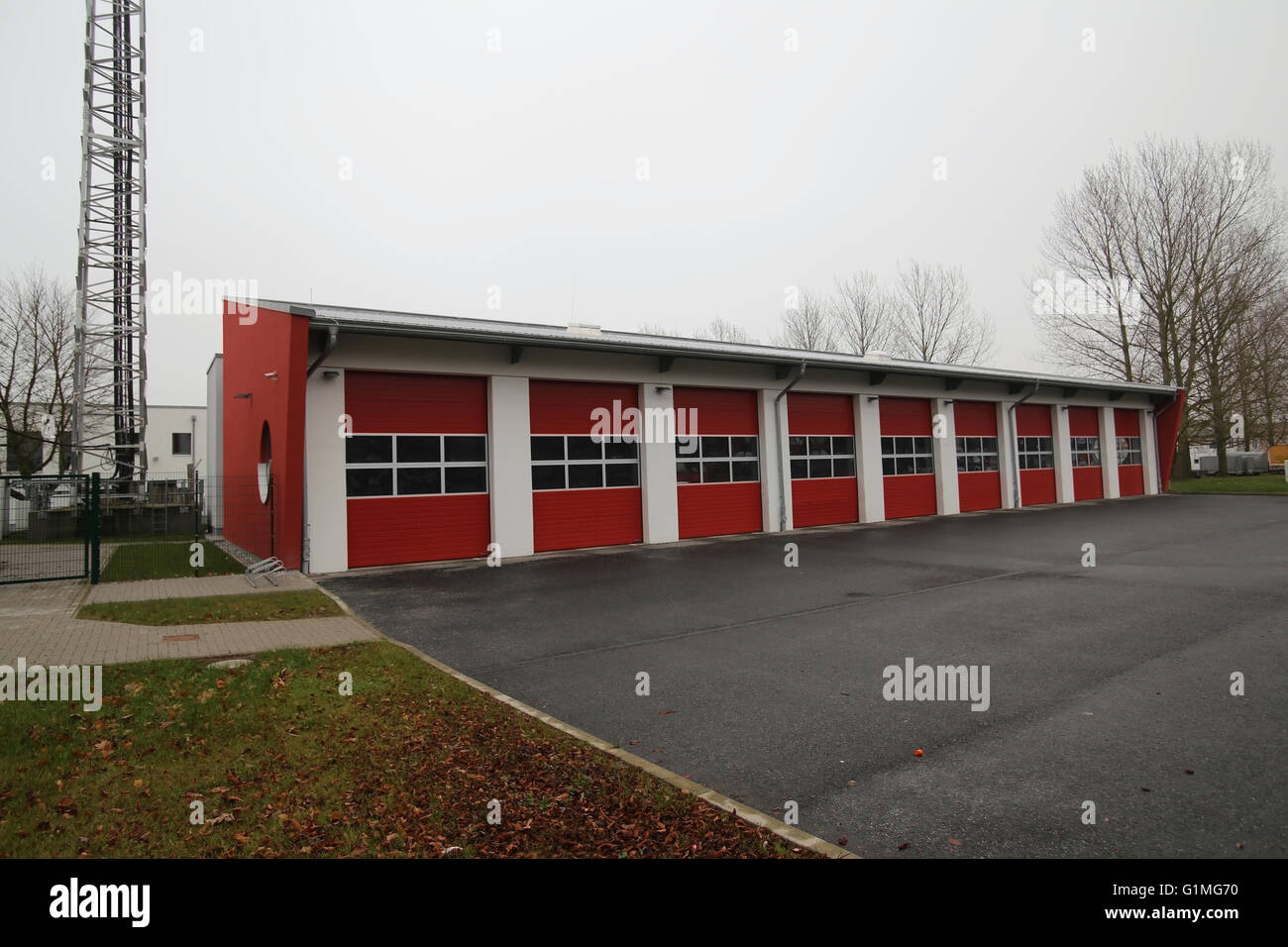 Les garages d'une caserne en Allemagne. Banque D'Images