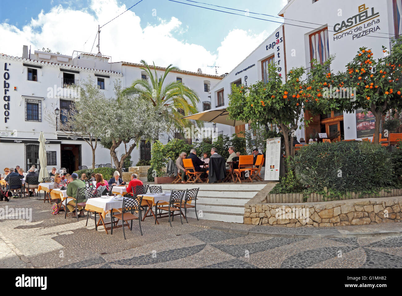 Diners en plein air manger sur la Calle Toledo, Altea Banque D'Images