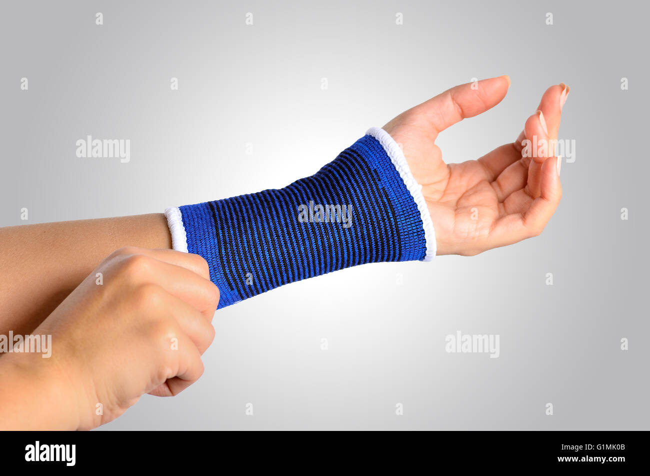 La main avec un poignet orthèse orthopédique Banque D'Images