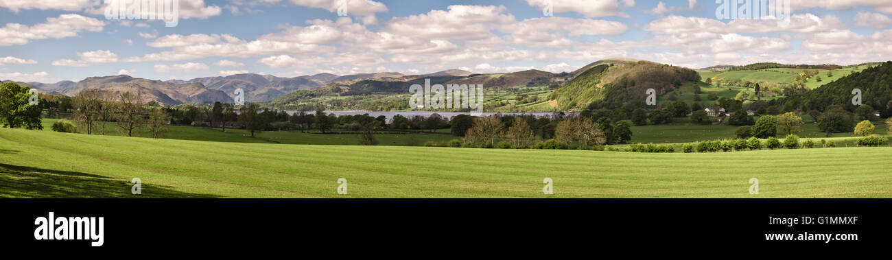 Ullswater (dans le Lake District), Cumbria, Royaume-Uni. Une vue panoramique sur le lac au début de l'été, à partir d'Roehead près de Pooley Bridge Banque D'Images