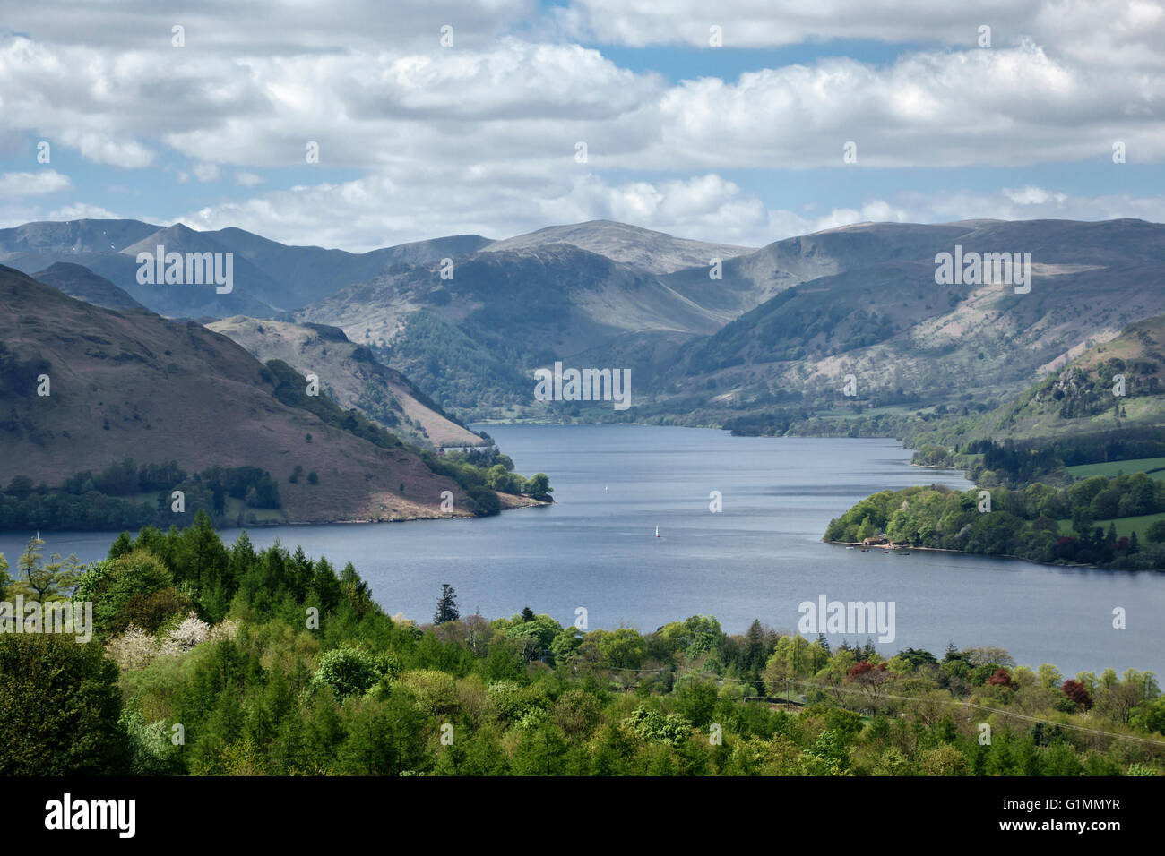 Ullswater (dans le Lake District), Cumbria, Royaume-Uni. Vue sur le lac en direction de Glenridding et Helvellyn au printemps (mai) Banque D'Images