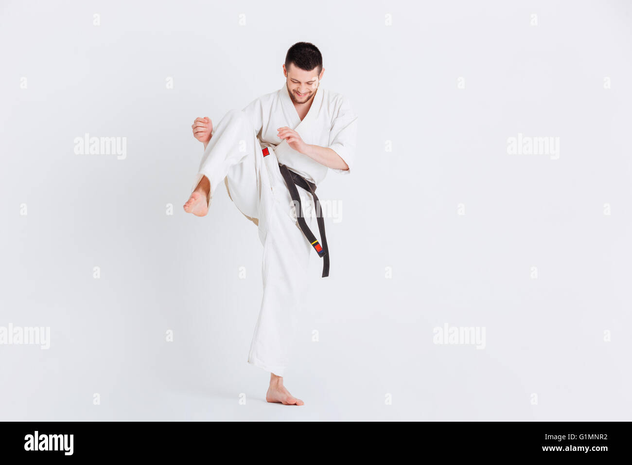 Man practicing karate isolé sur fond blanc Banque D'Images