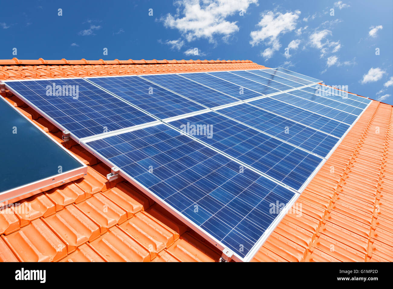 L'énergie renouvelable verte avec des panneaux solaires photovoltaïques sur le toit Banque D'Images